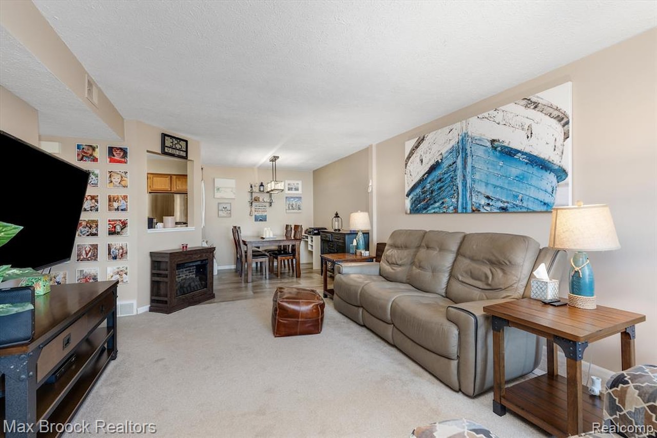 61161 Greenwood Dr in South Lyon, MI Photo 10