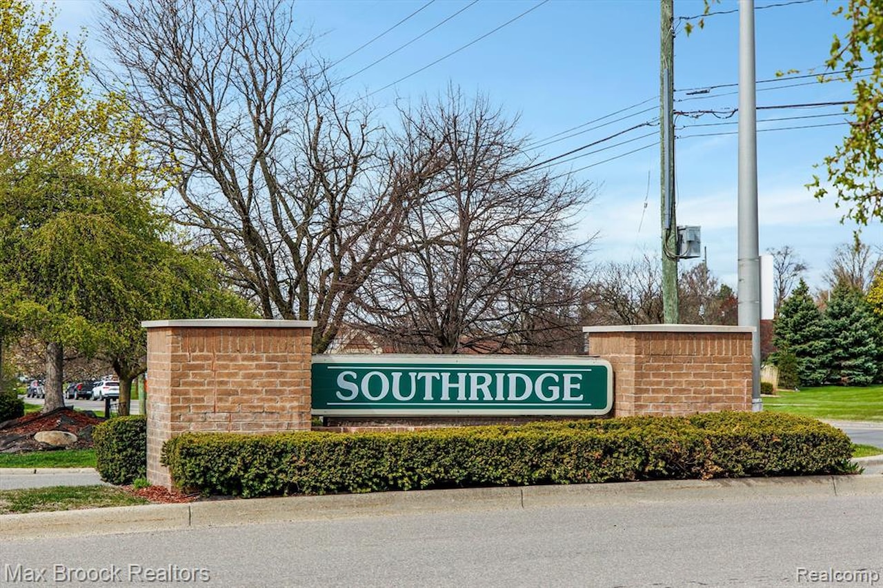 61161 Greenwood Dr in South Lyon, MI Photo 2