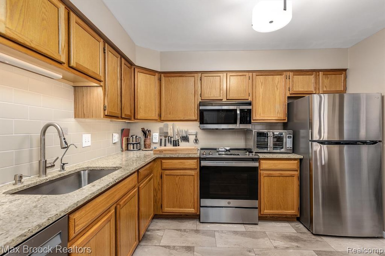 61161 Greenwood Dr in South Lyon, MI Photo 12