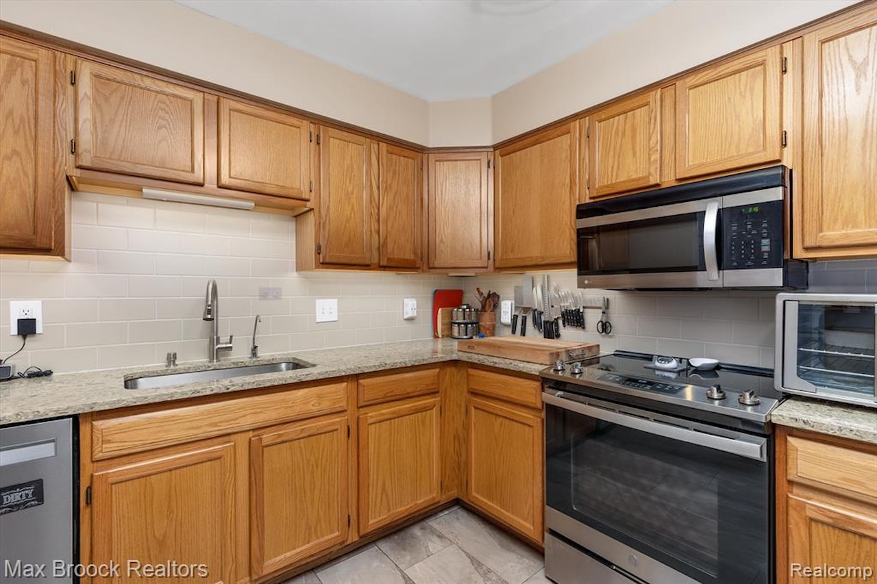 61161 Greenwood Dr in South Lyon, MI Photo 13