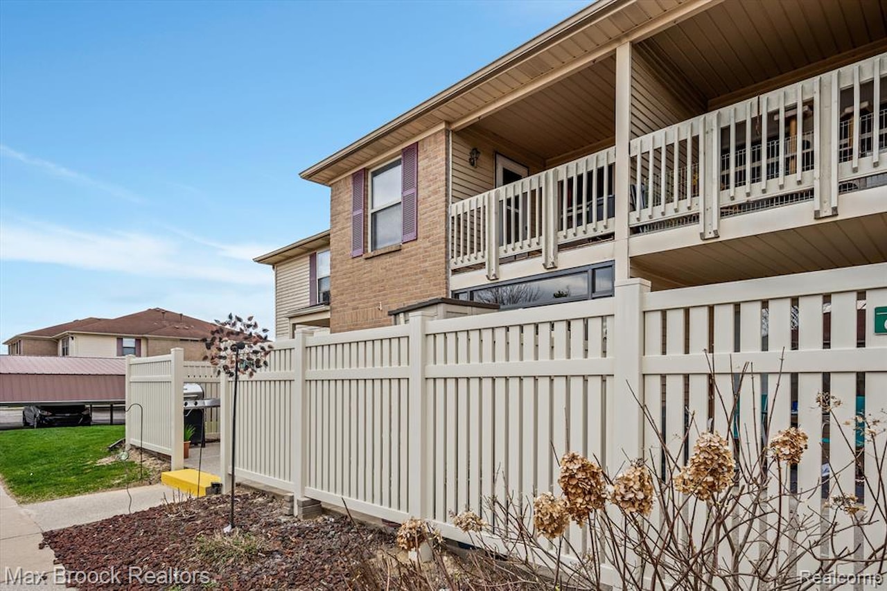 61161 Greenwood Dr in South Lyon, MI Photo 3