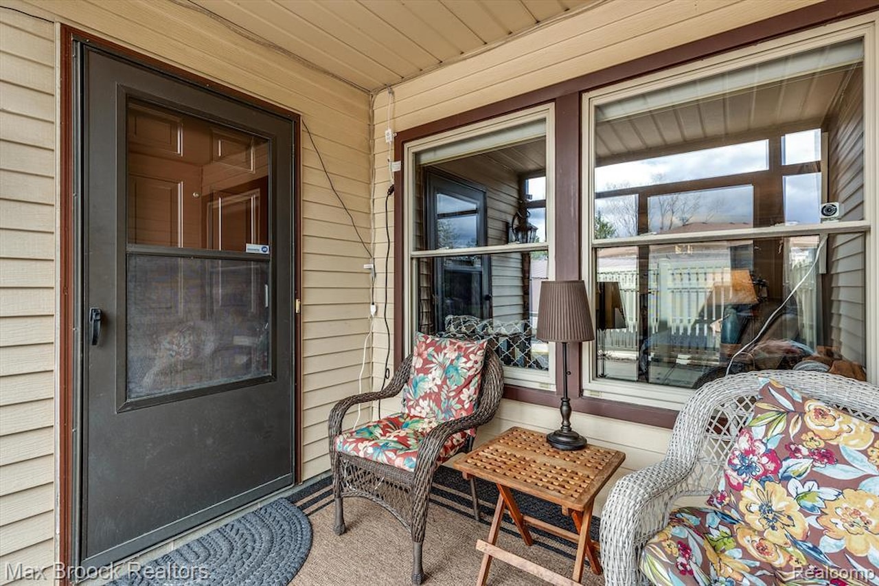 61161 Greenwood Dr in South Lyon, MI Photo 6