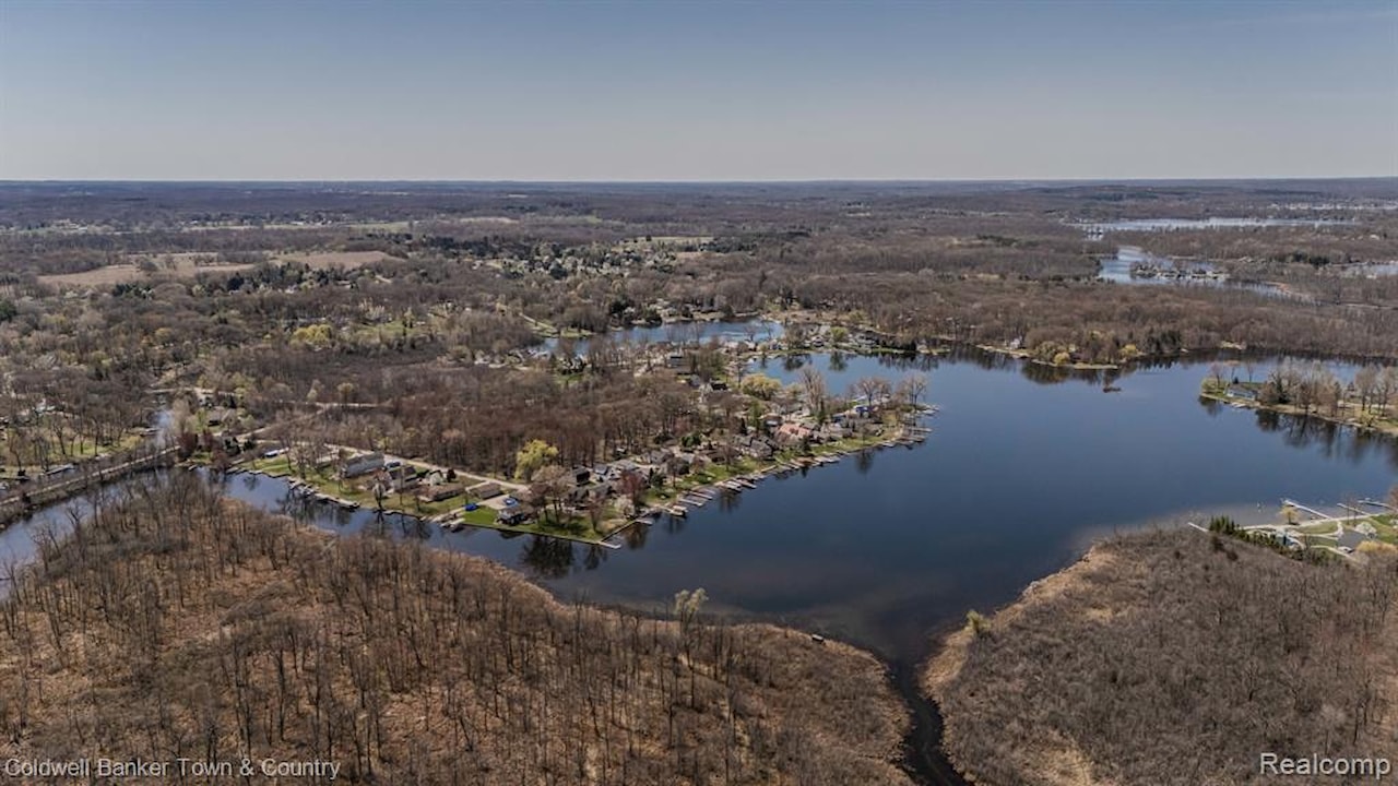 4405 Shoreview Ln in Hamburg Twp, MI Photo 2