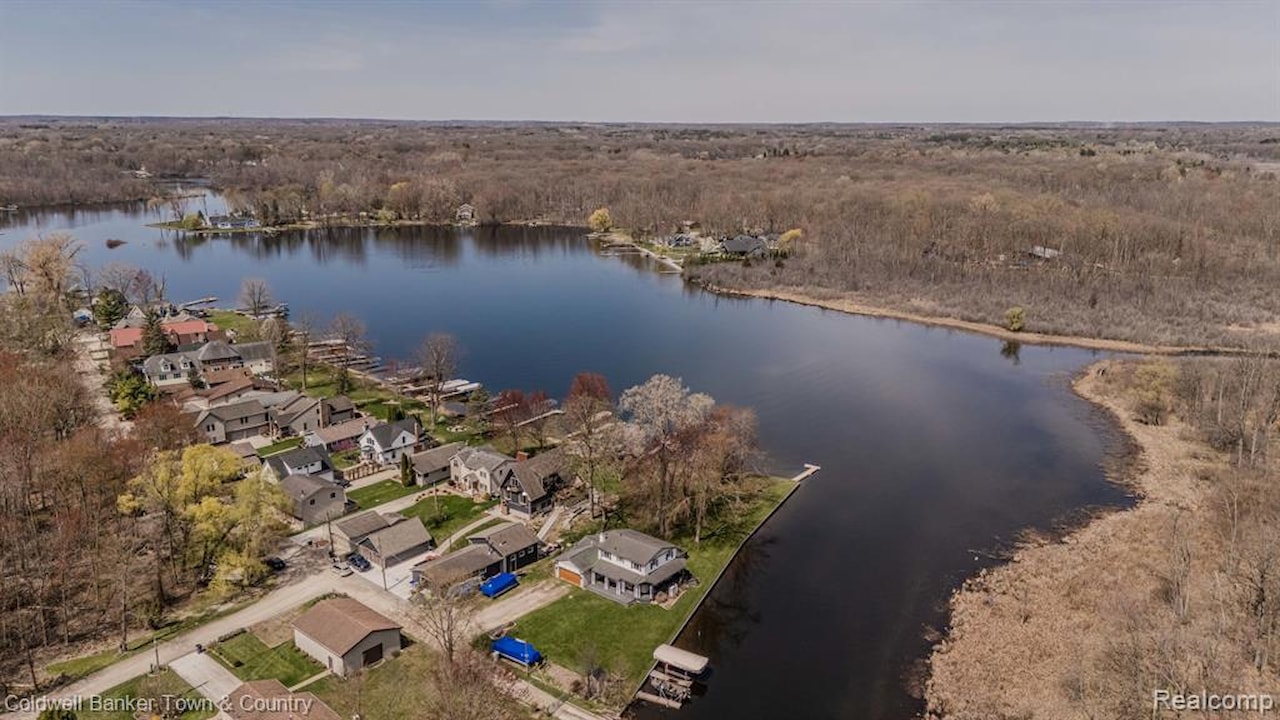 4405 Shoreview Ln in Hamburg Twp, MI