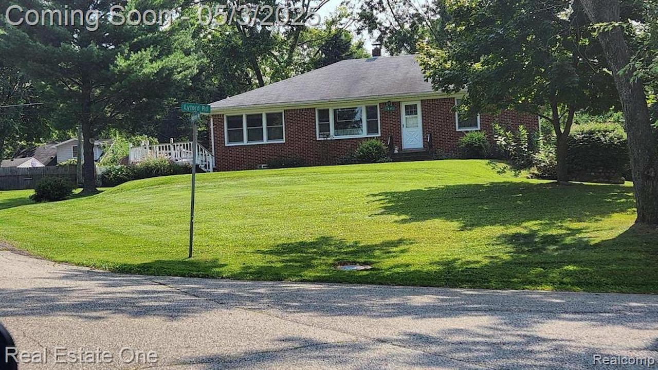 84 Lyford Rd in Waterford Twp, MI