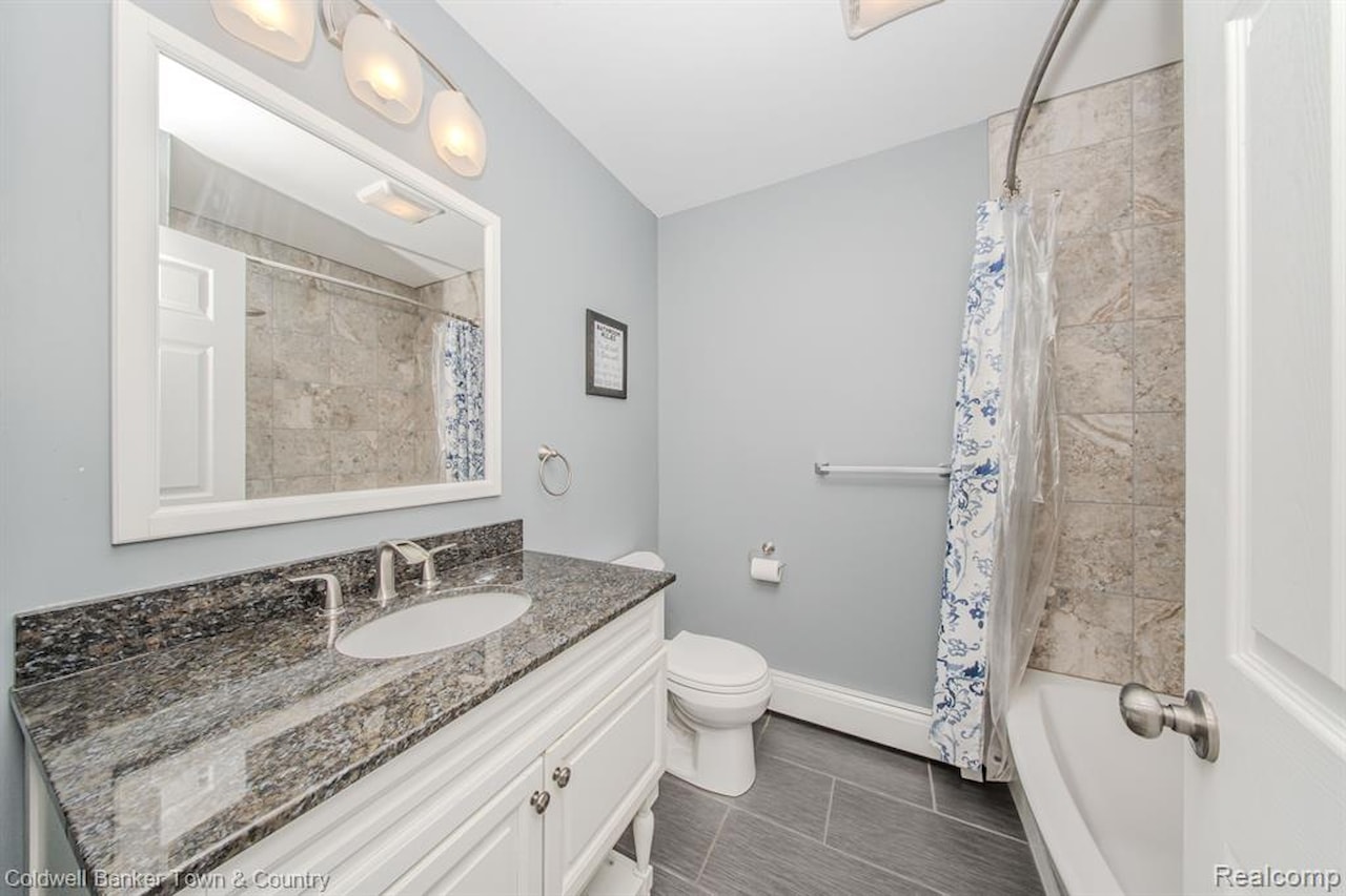 4405 Shoreview Ln in Hamburg Twp, MI Photo 48