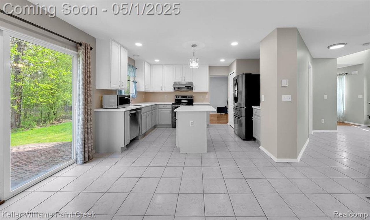 2397 Cedar Knoll Dr in Troy, MI Photo 9