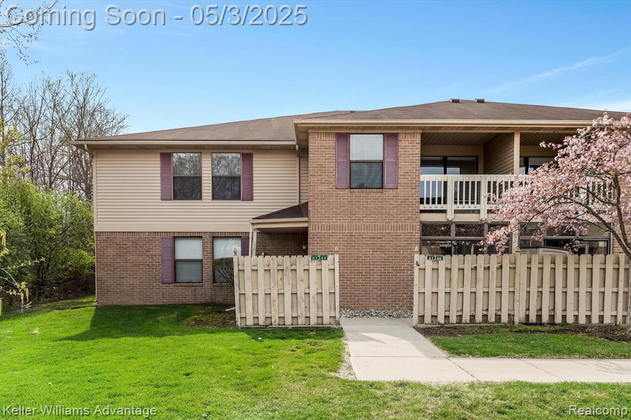 61244 Greenwood Dr in South Lyon, MI