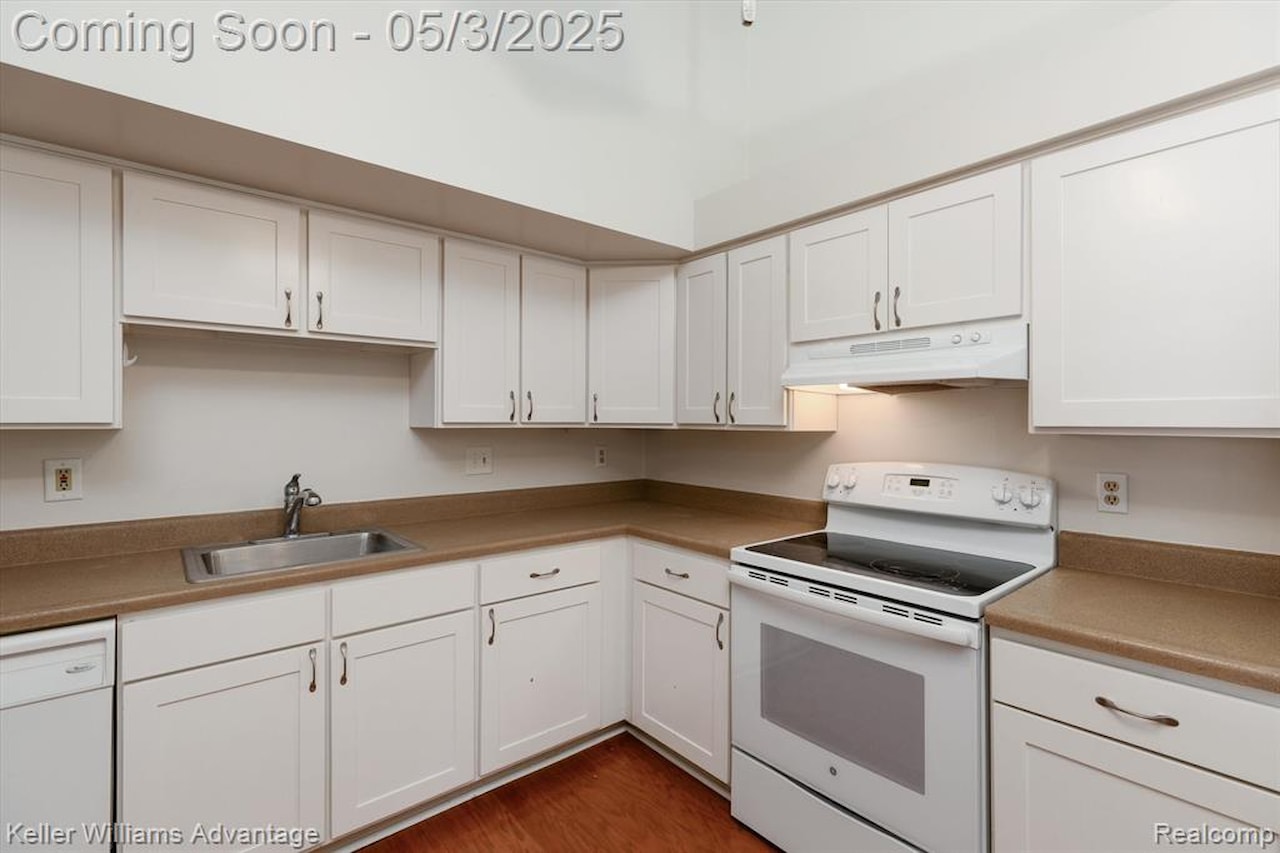 61244 Greenwood Dr in South Lyon, MI Photo 7