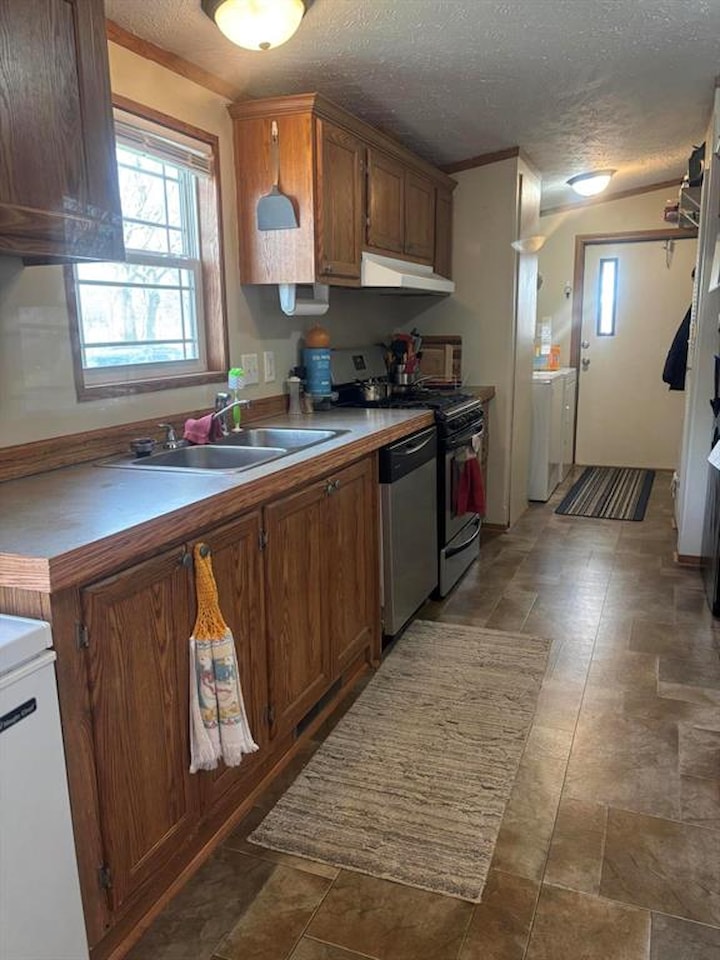 6704 Mill Stream Ln in Lansing, MI Photo 5