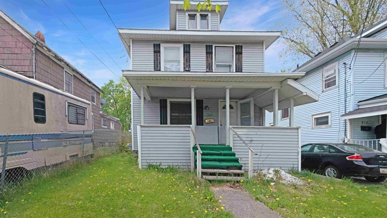 814 W Willow St in Lansing, MI