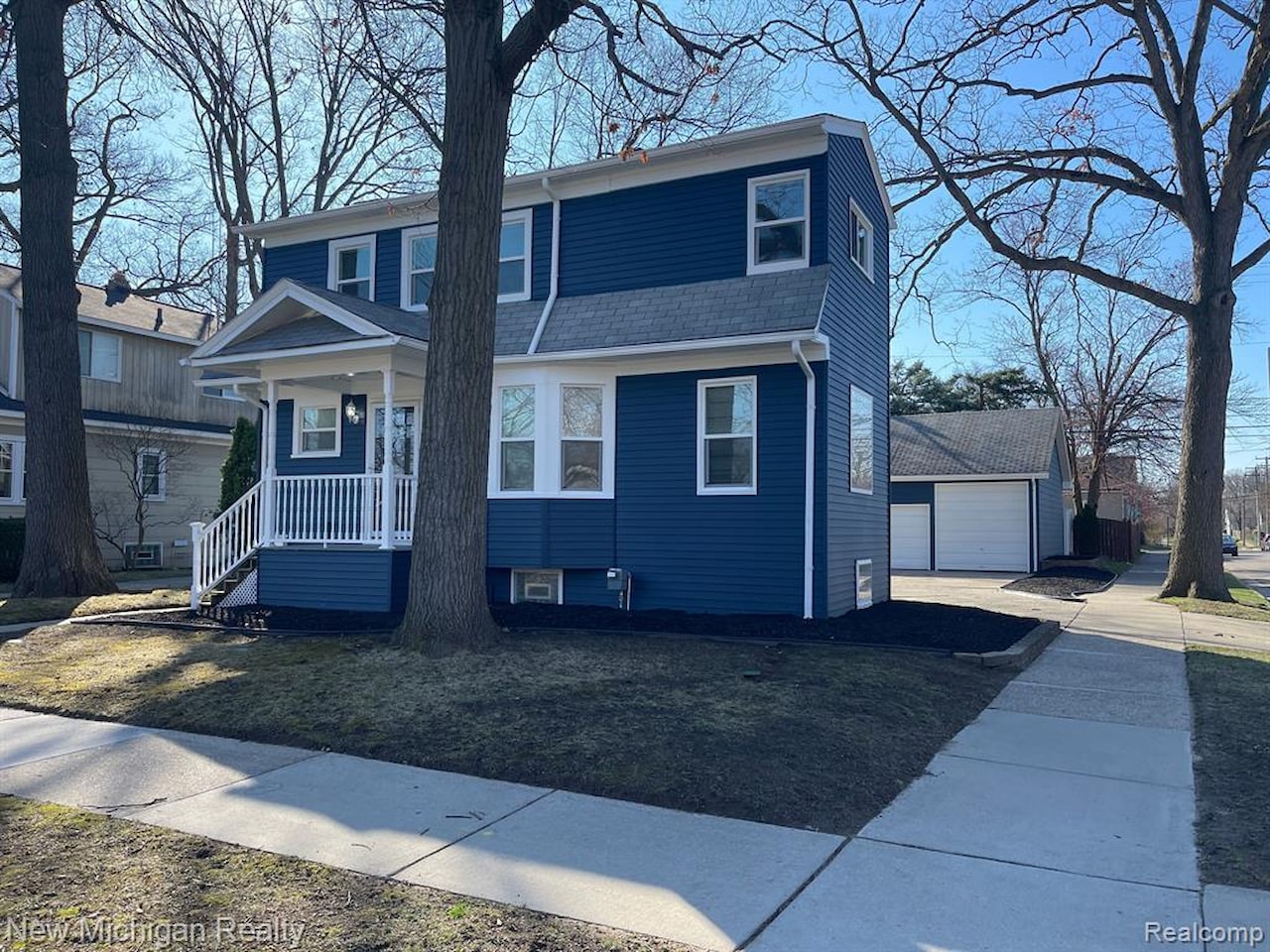 985 W Hazelhurst  St in Ferndale, MI Photo 2