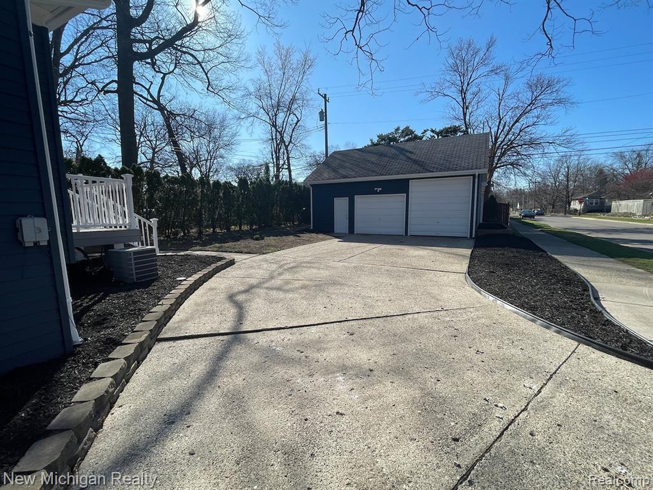 985 W Hazelhurst  St in Ferndale, MI Photo 4