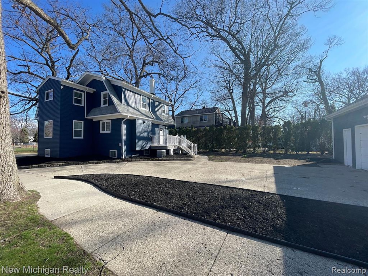 985 W Hazelhurst  St in Ferndale, MI Photo 3