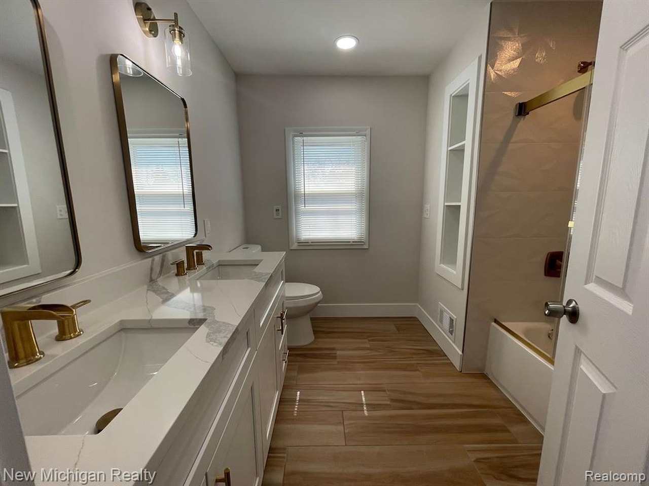 985 W Hazelhurst  St in Ferndale, MI Photo 17