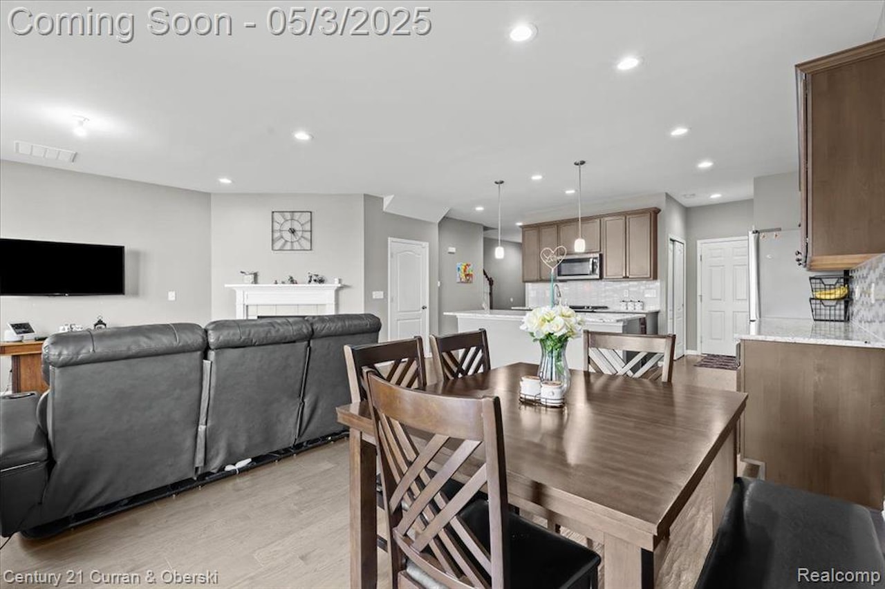 43393 Chancellor Ln in Novi, MI Photo 9