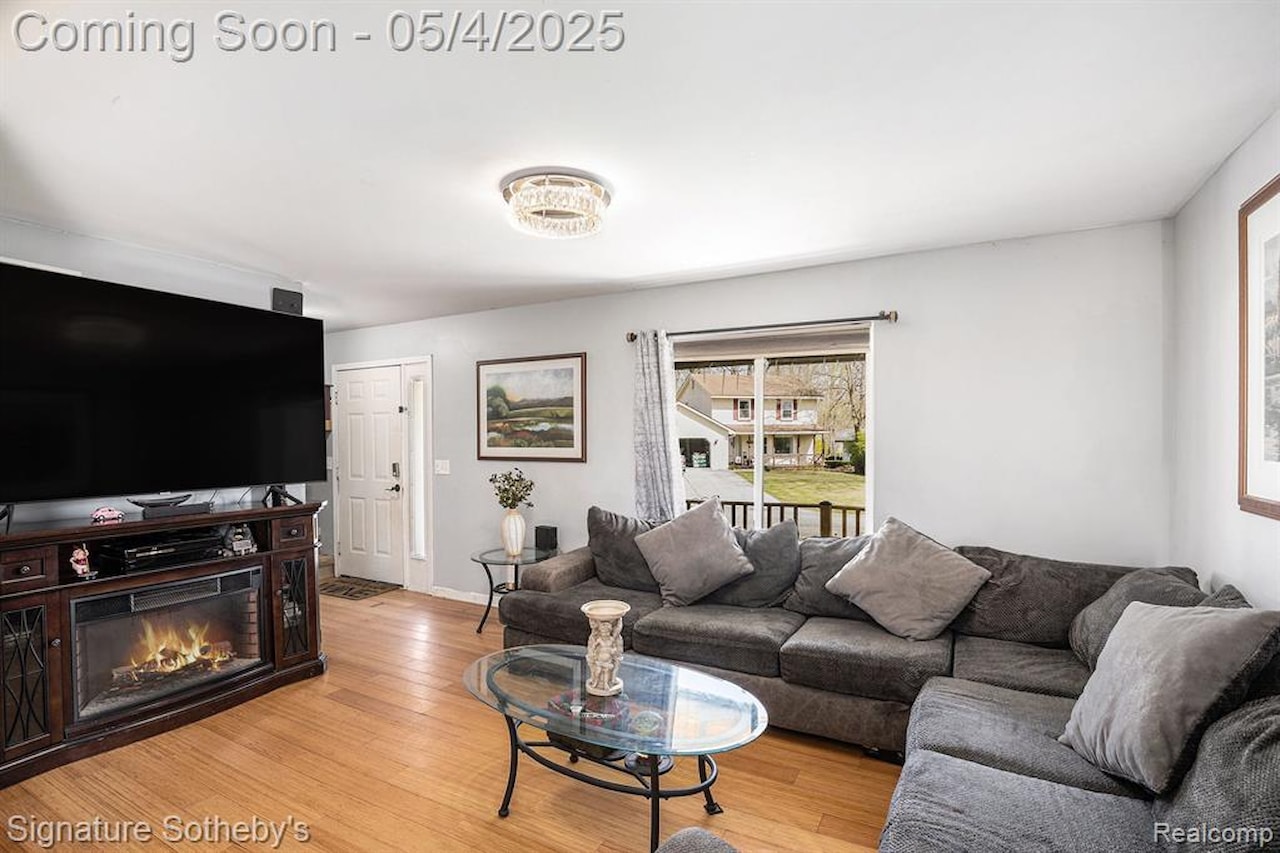 5184 Denwood St in Waterford Twp, MI Photo 4