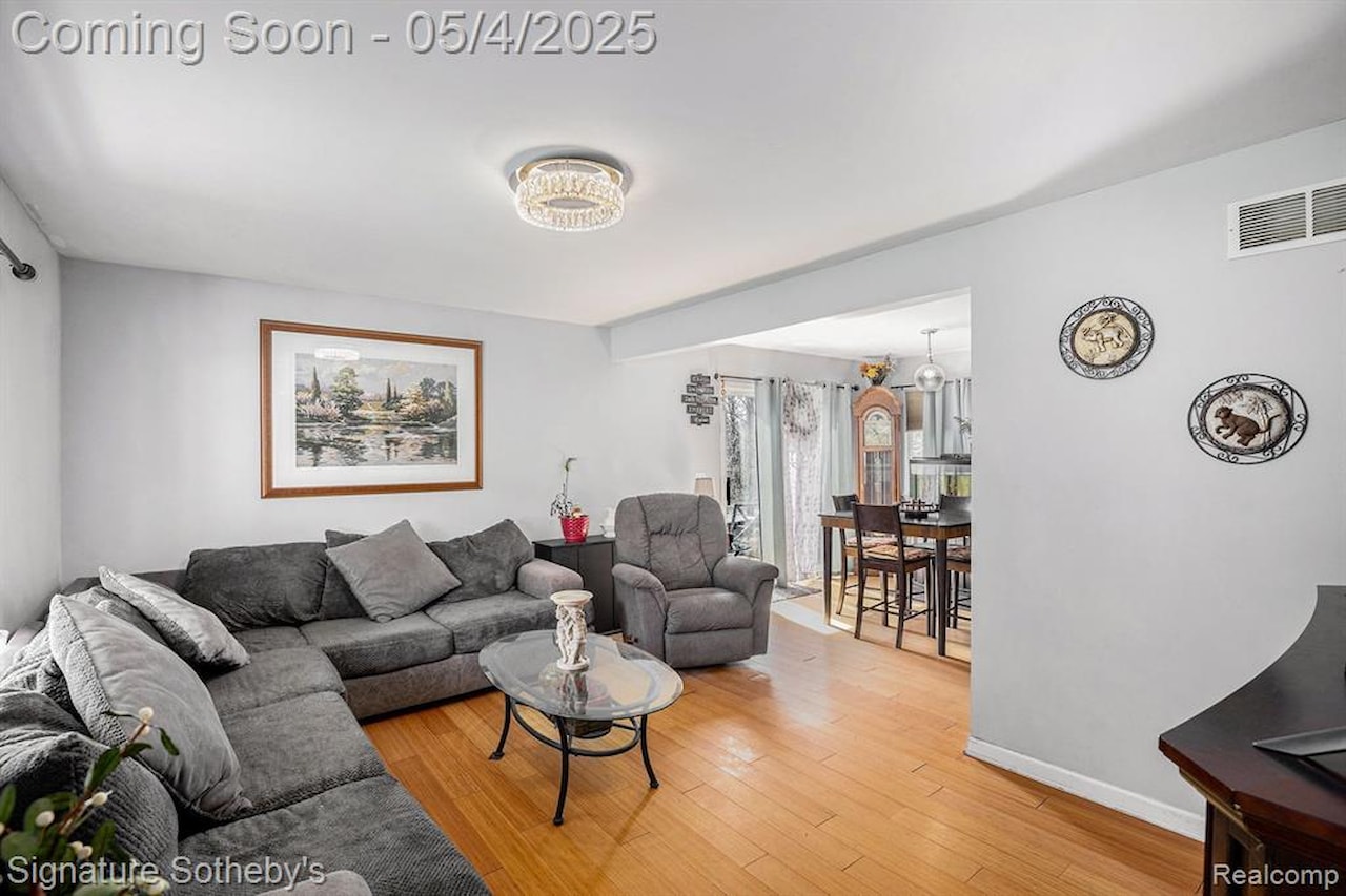 5184 Denwood St in Waterford Twp, MI Photo 3