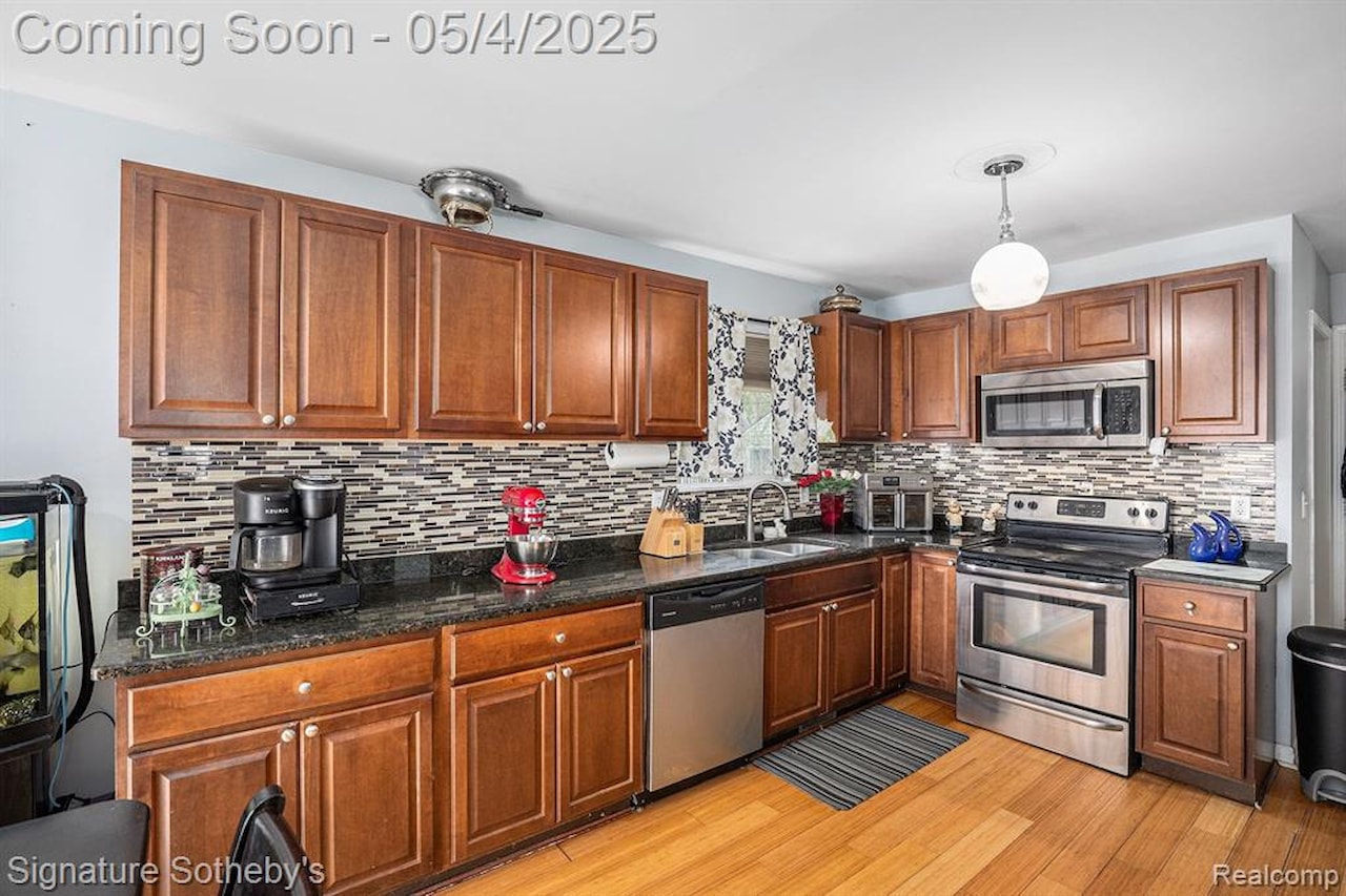 5184 Denwood St in Waterford Twp, MI Photo 6