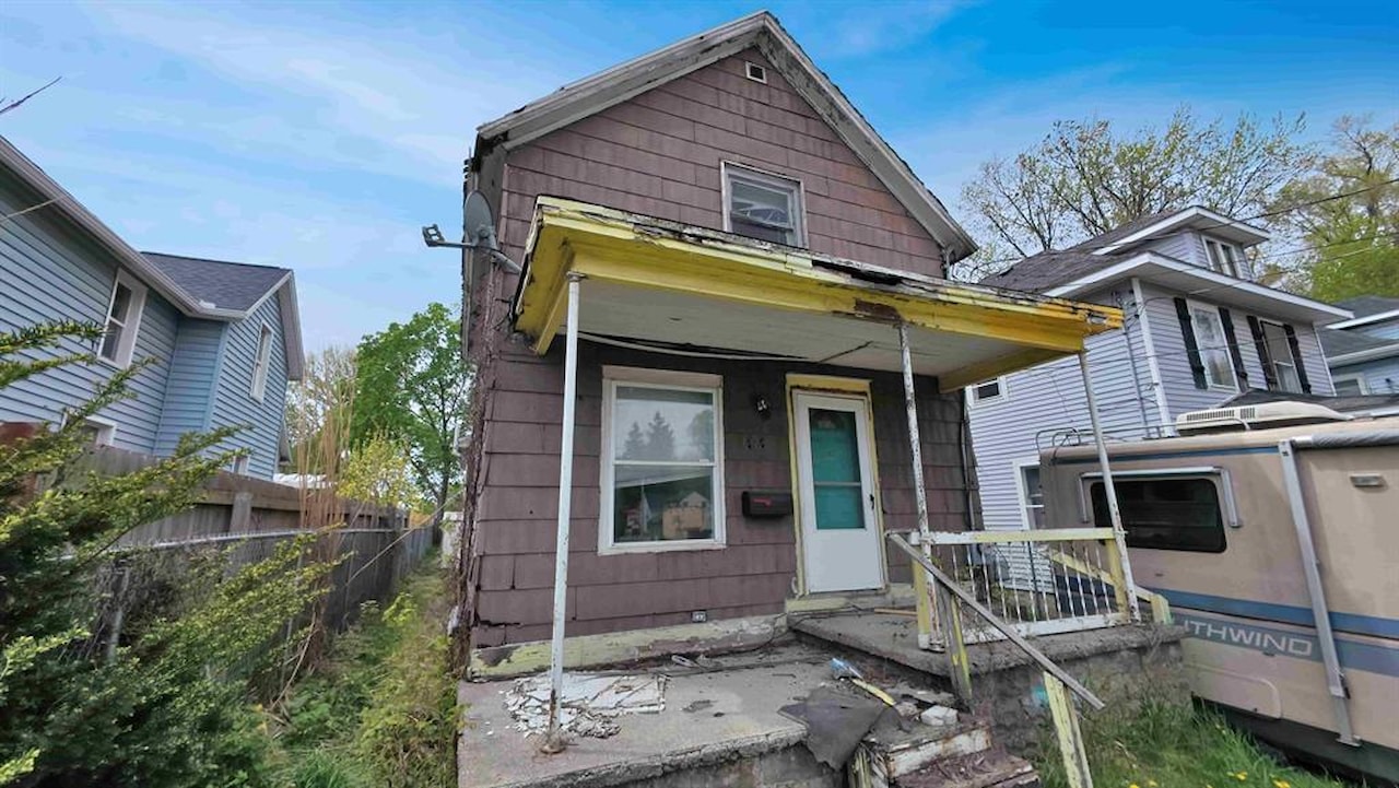 818 W Willow St in Lansing, MI Photo 2
