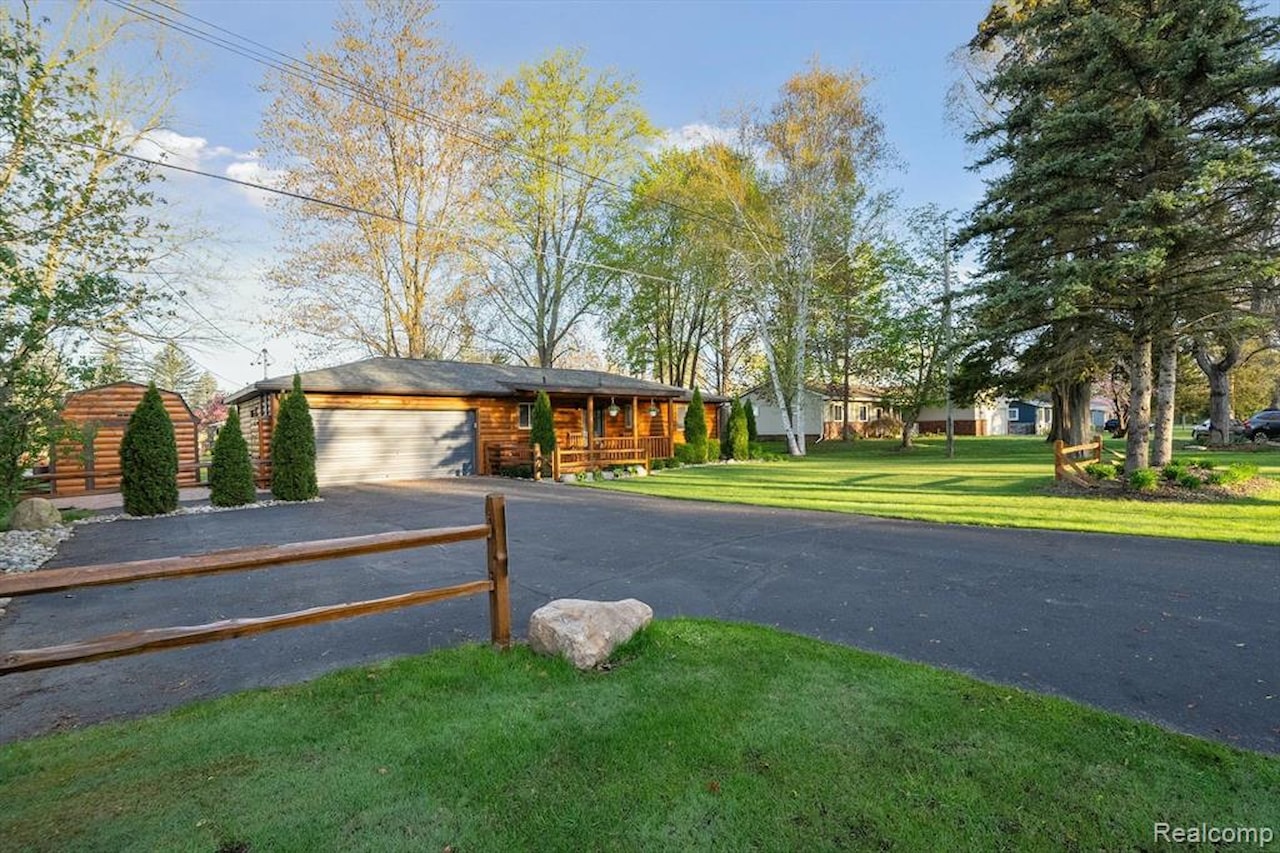 10024 Kress Rd in Hamburg Twp, MI