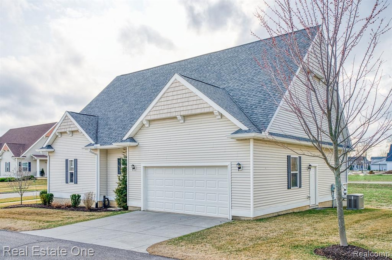 314 Dorchester Dr in Howell, MI Photo 6