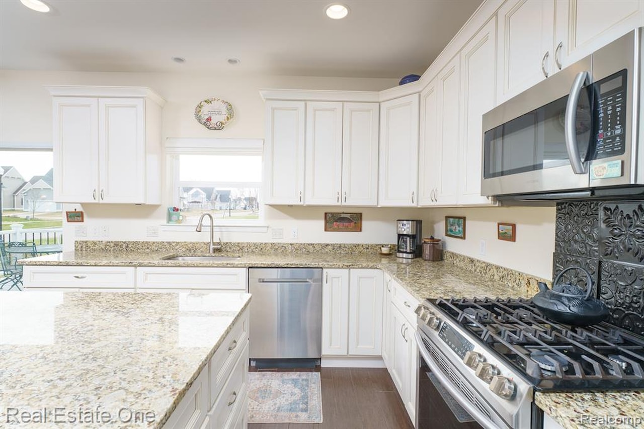314 Dorchester Dr in Howell, MI Photo 18