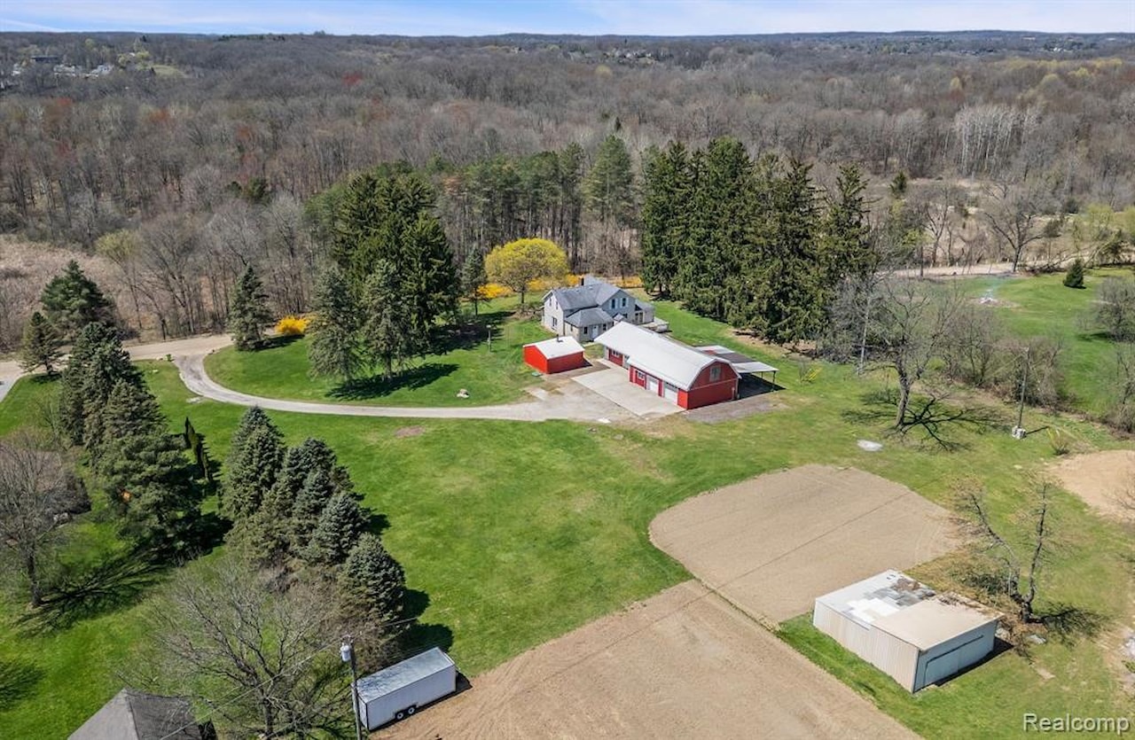 1652 Weaver Rd in Milford Twp, MI Photo 3