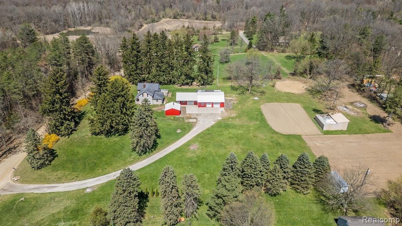 1652 Weaver Rd in Milford Twp, MI Photo 4