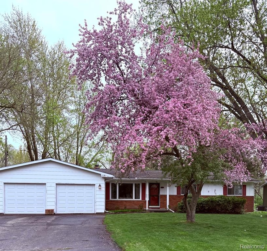 174 Knollwood Dr in Pinckney Vlg, MI
