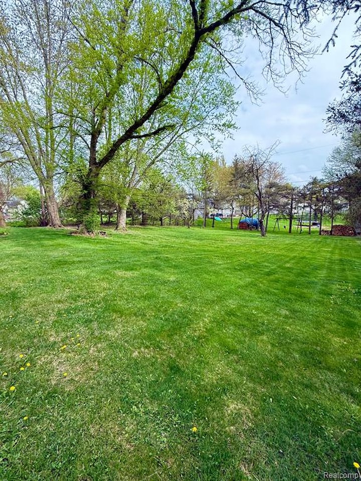 174 Knollwood Dr in Pinckney Vlg, MI Photo 23