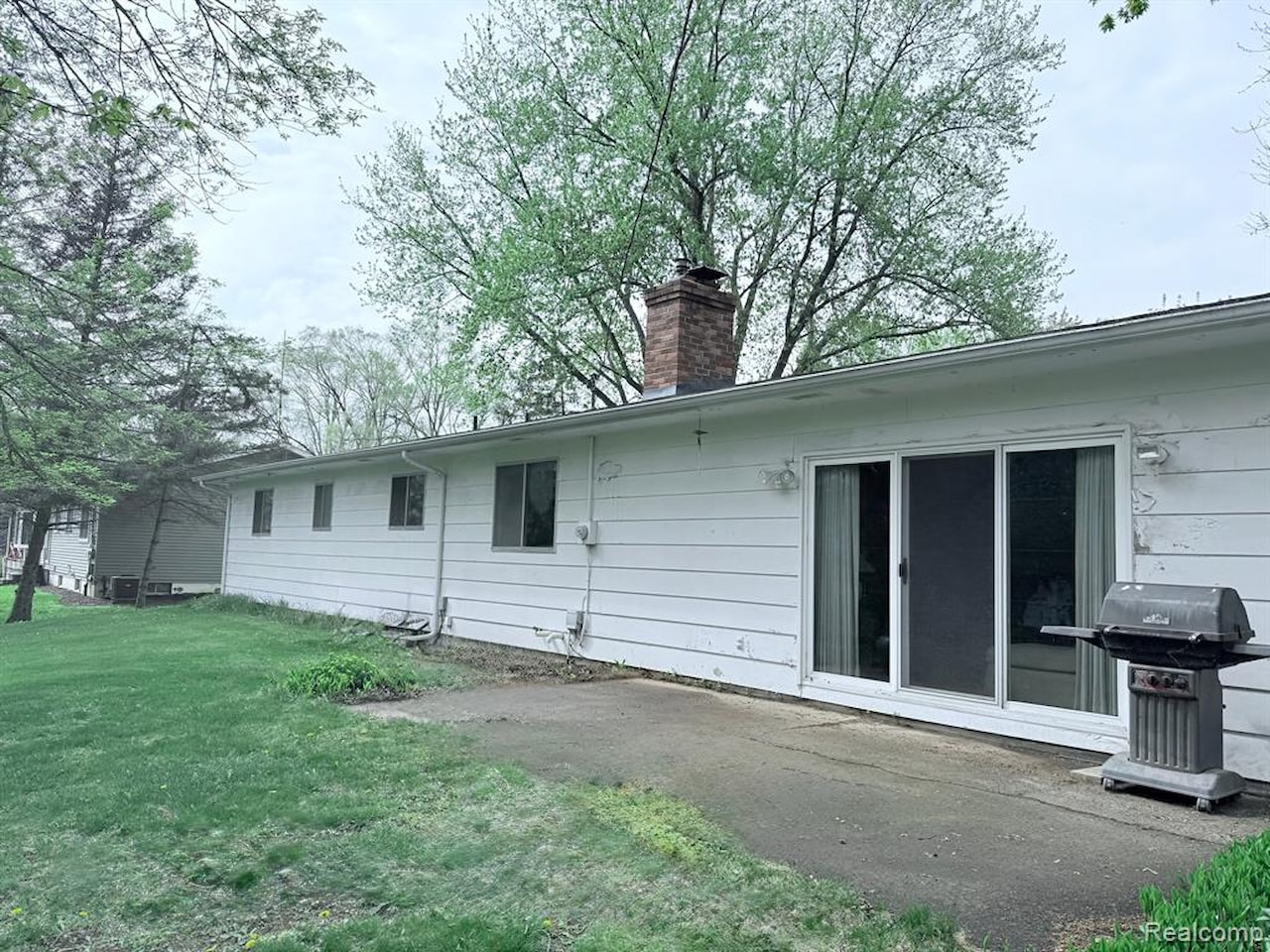174 Knollwood Dr in Pinckney Vlg, MI Photo 22