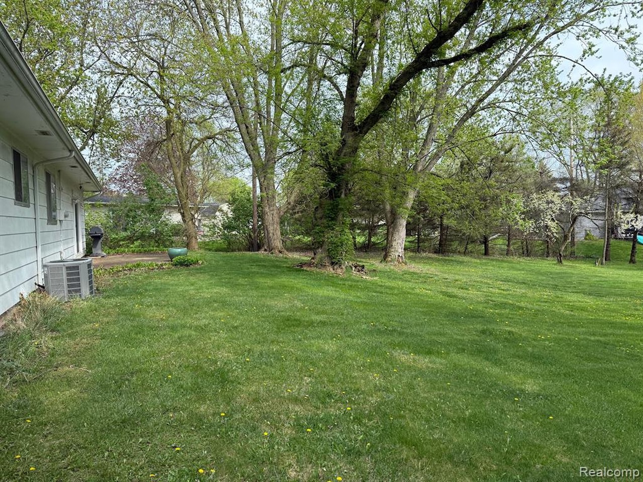 174 Knollwood Dr in Pinckney Vlg, MI Photo 25
