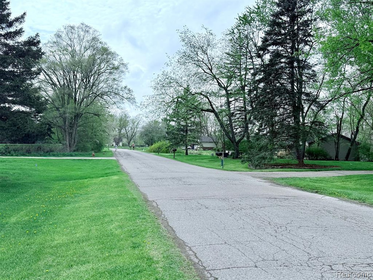 174 Knollwood Dr in Pinckney Vlg, MI Photo 27
