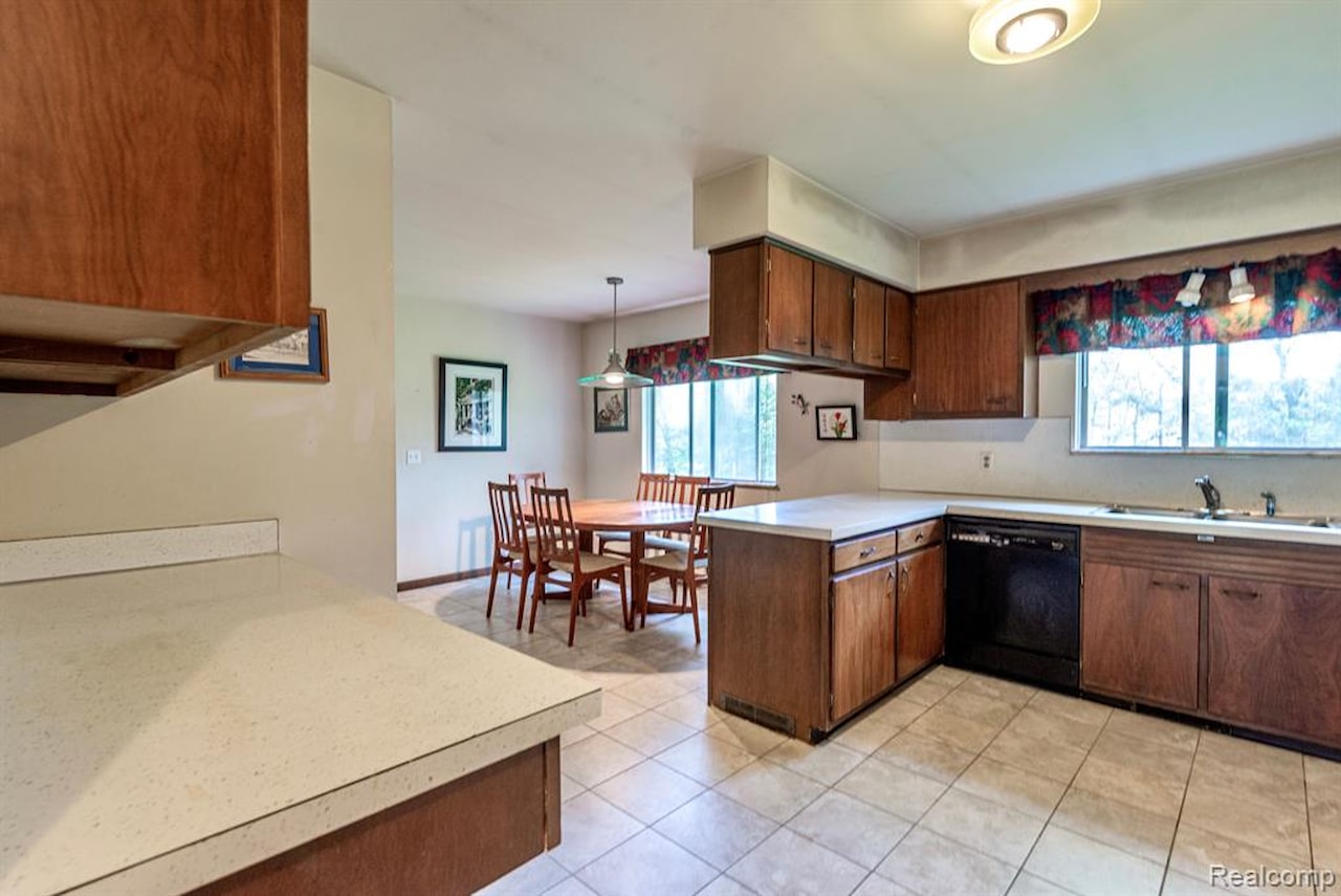 174 Knollwood Dr in Pinckney Vlg, MI Photo 4