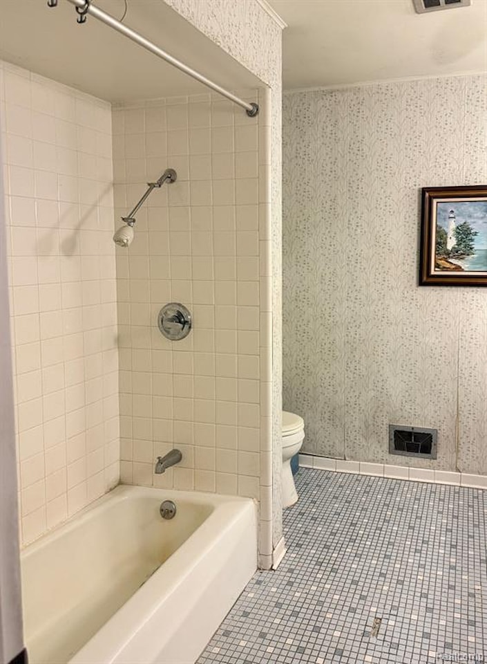 174 Knollwood Dr in Pinckney Vlg, MI Photo 15