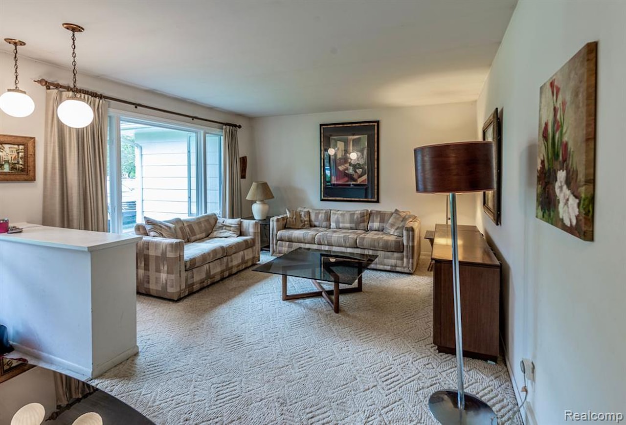 174 Knollwood Dr in Pinckney Vlg, MI Photo 9