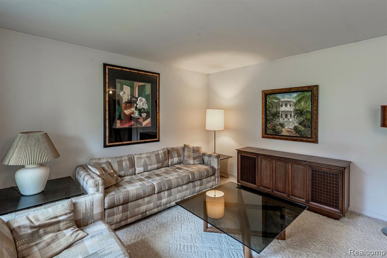 174 Knollwood Dr in Pinckney Vlg, MI Photo 10