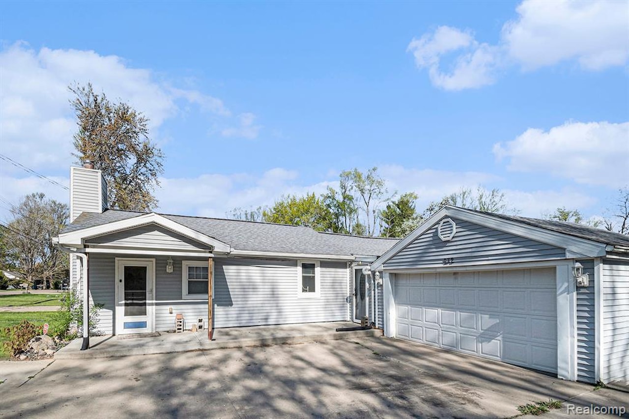 932 R G Curtiss Ave in Lansing, MI Photo 2