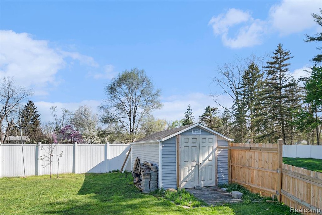 932 R G Curtiss Ave in Lansing, MI Photo 27