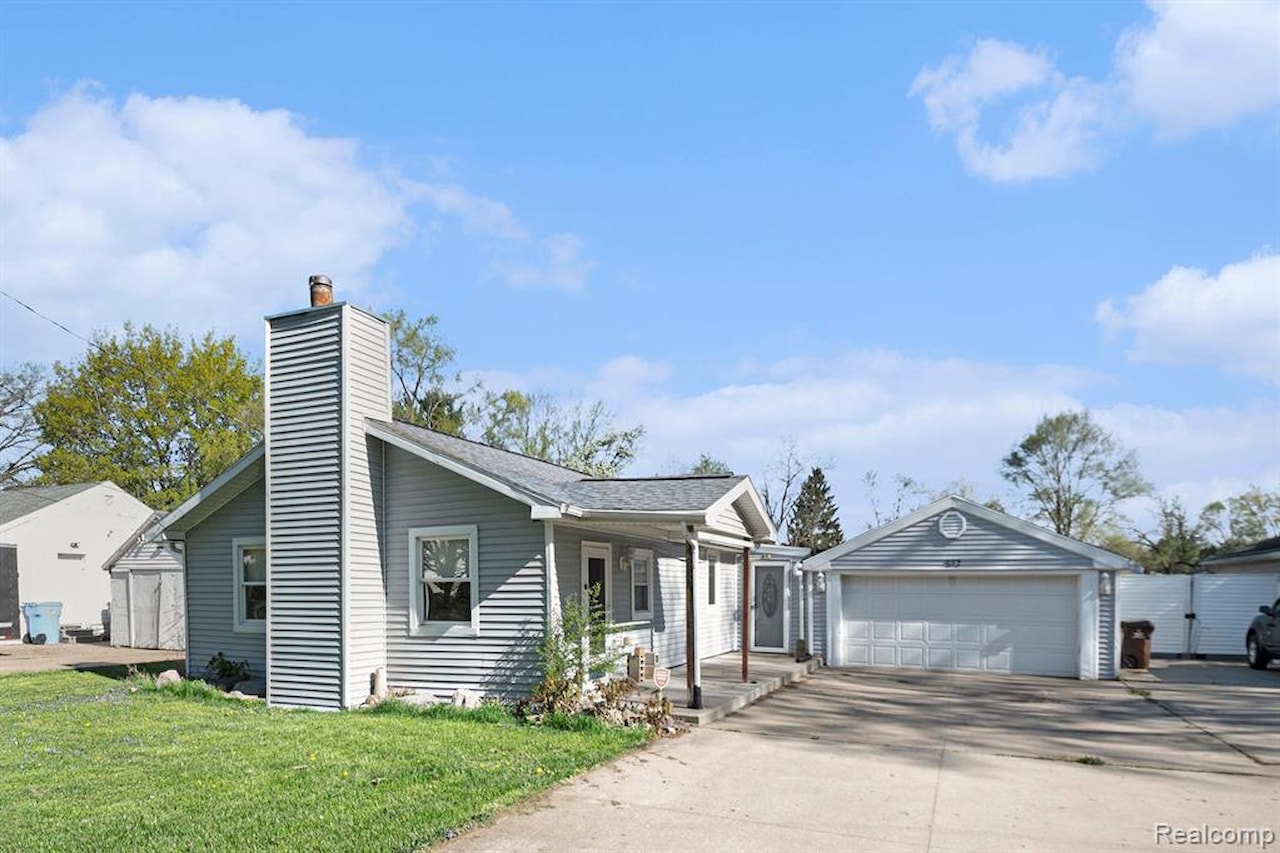 932 R G Curtiss Ave in Lansing, MI Photo 3