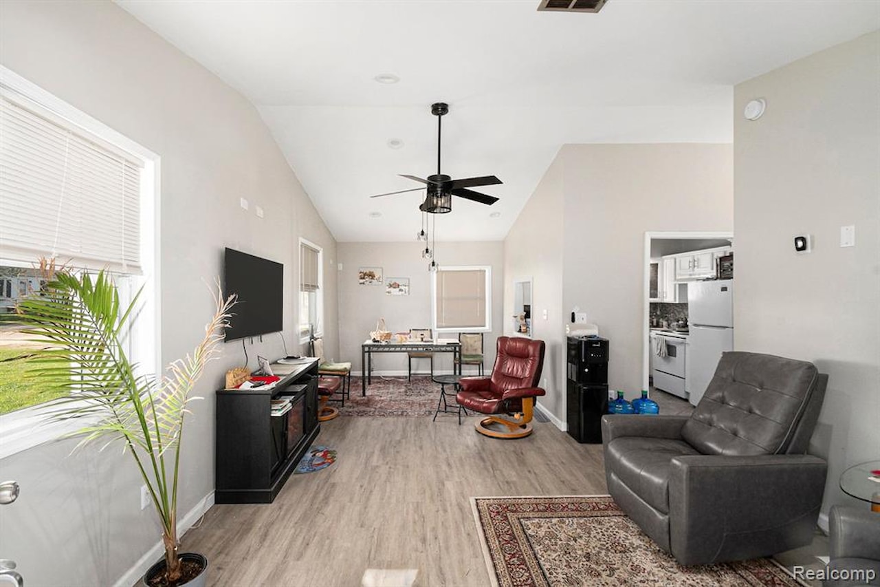 932 R G Curtiss Ave in Lansing, MI Photo 6