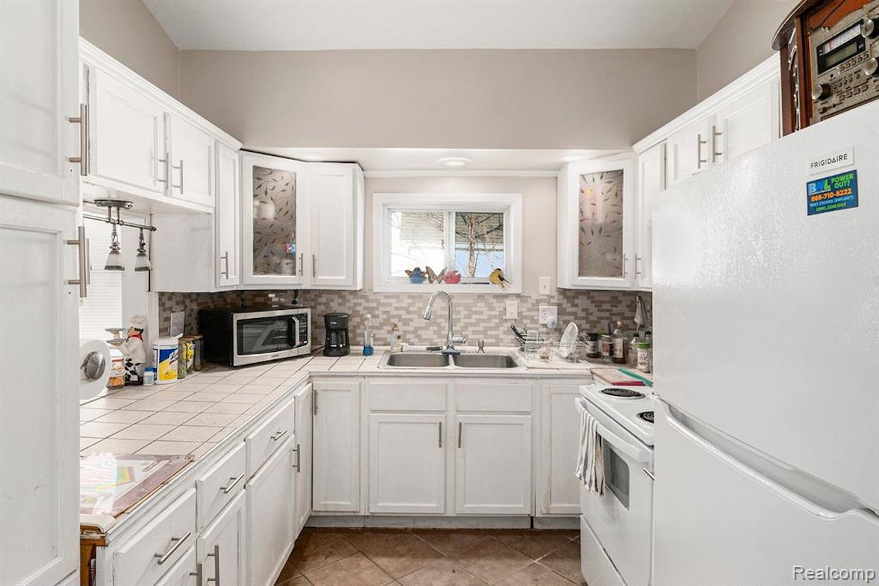 932 R G Curtiss Ave in Lansing, MI Photo 8