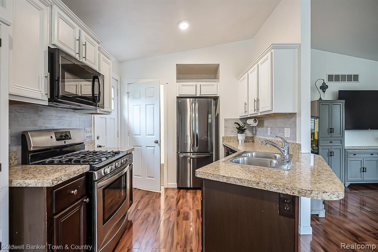 3325 Junior in Hamburg Twp, MI Photo 7