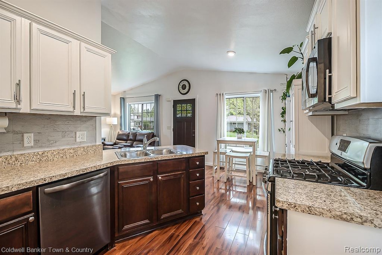 3325 Junior in Hamburg Twp, MI Photo 8