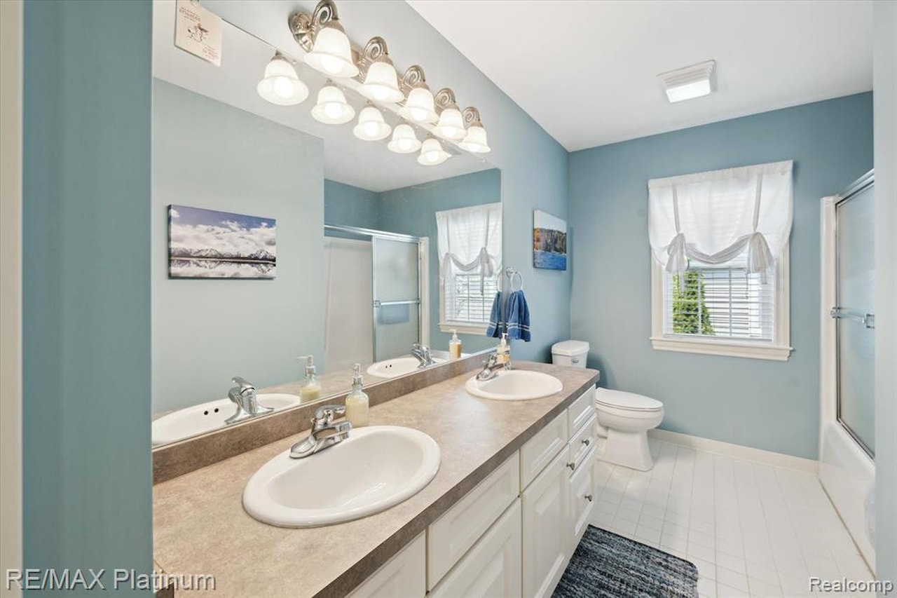 1728 Town Commons Dr in Howell, MI Photo 23