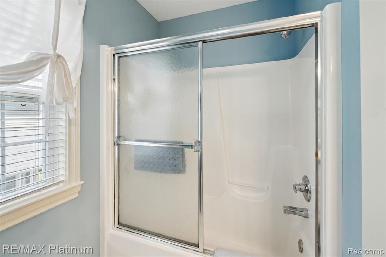 1728 Town Commons Dr in Howell, MI Photo 24