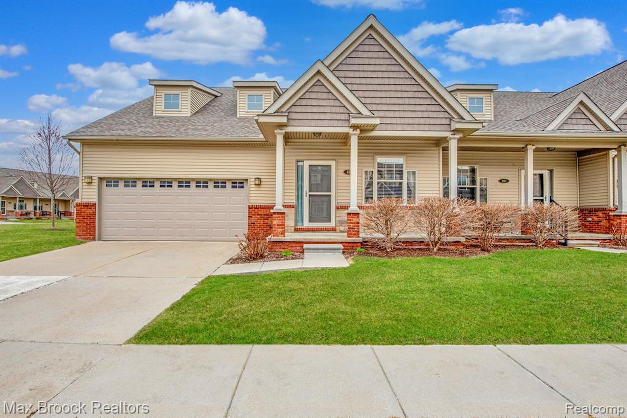 259 Victoria Dr in Dexter, MI
