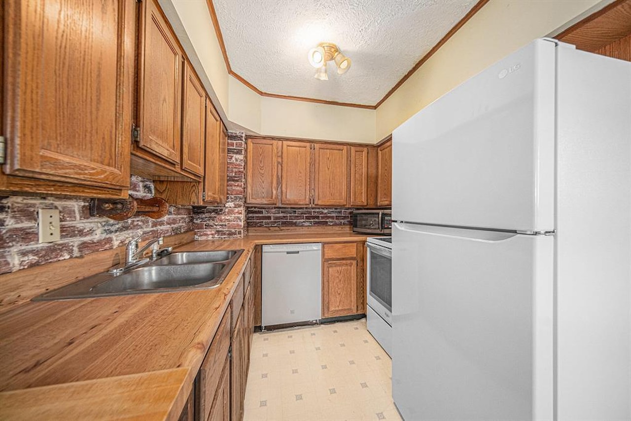 121 Wilkinson St in Chelsea, MI Photo 8