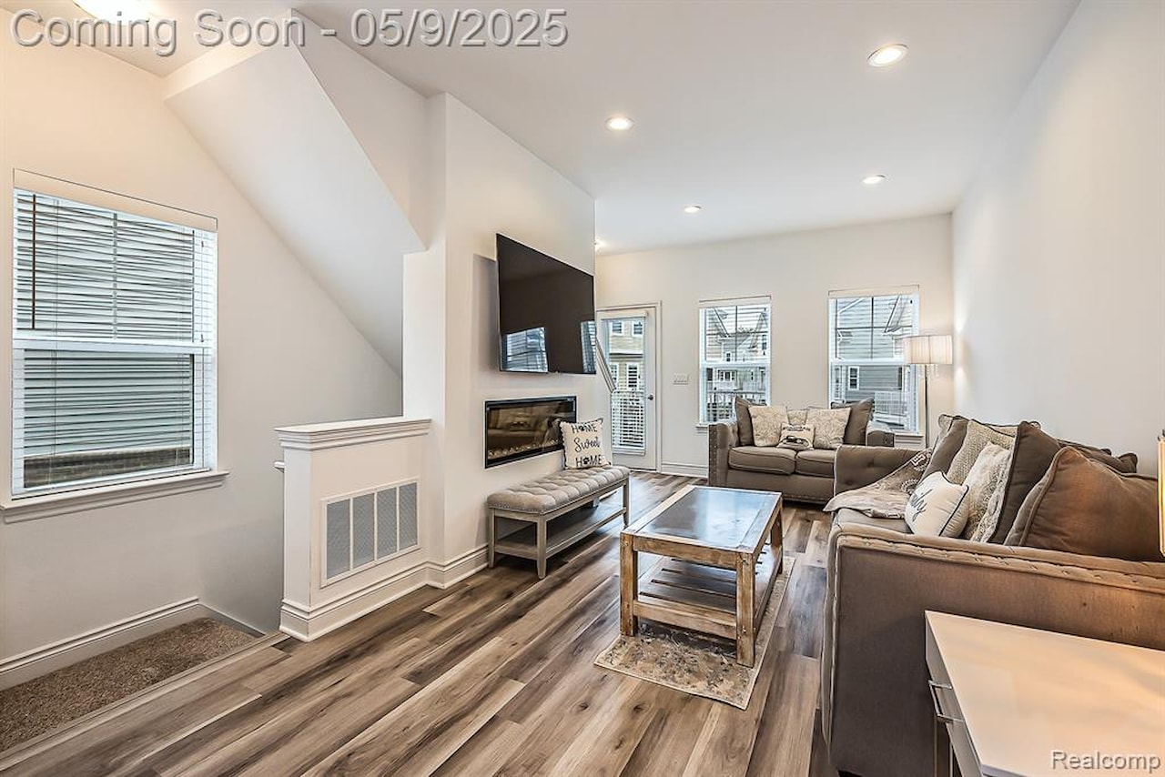 587 Anne Ave in Brighton, MI Photo 7